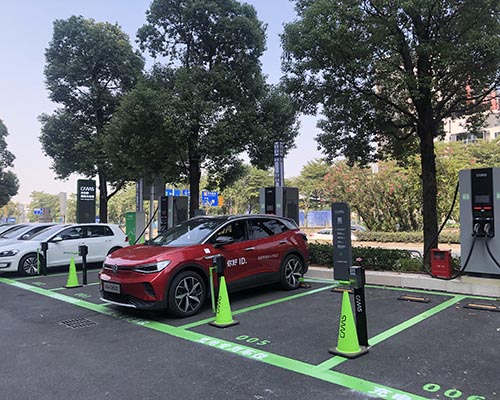 大眾全新電動車型ID.4 CROZZ在開邁斯超級充電站體驗充電服務